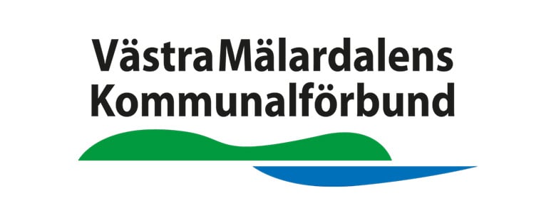 Västra Mälardalens kommunalförbunds logotyp, svart text med grön och blå våg under