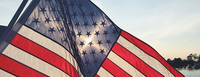 USA:s flagga, vatten syns i bakgrunden